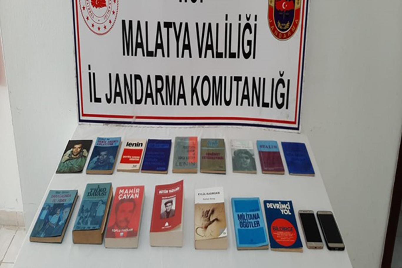 Sosyal medya üzerinden PKK propagandası yapan 2 şüpheli gözaltına alındı Sosyal medya üzerinden PKK propagandası yapan 2 şüpheli gözaltına alındı